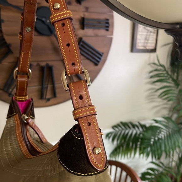 Dooney and Bourke nylon hand bag. - Picture 4 of 10